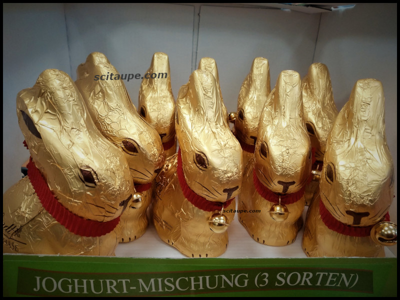 Lindt Osterhase: Chocolate Easter bunnies for sale at a Müller supermarket in Nuremberg