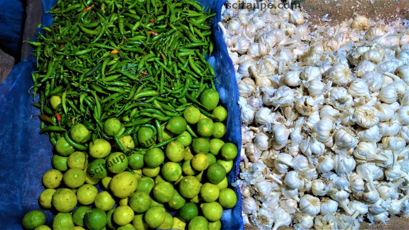 Flavor-mongers for sale at a Sabji Mandi. Starting from left: Green chillies, Citrusy smelling lemons, Garlic