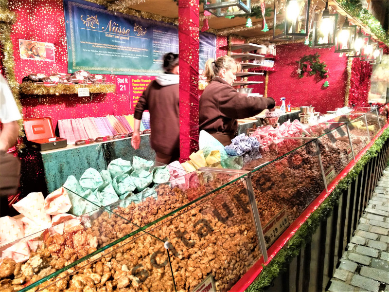 Gebrannte Nüsse stall at Nuremberg Christkindlmarkt, Germany