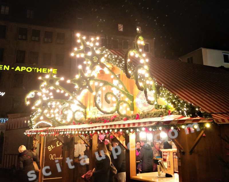 St. Lorenz Treff  is a cozy, little make-shift bar bustling with people looking for Glühwein 