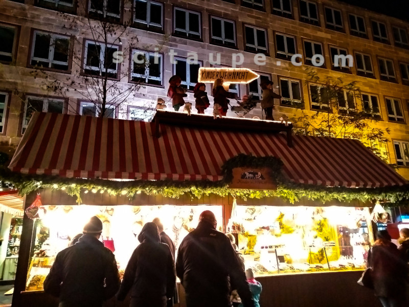 Christkindlesmarkt: A stall that shows the direction to Kinderweihnacht