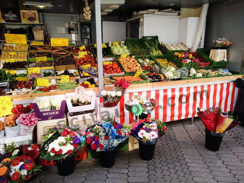 Some multipurpose vegetable stalls also sell fresh flowers for your dining table - Winter Vegetables and Fruits in Germany